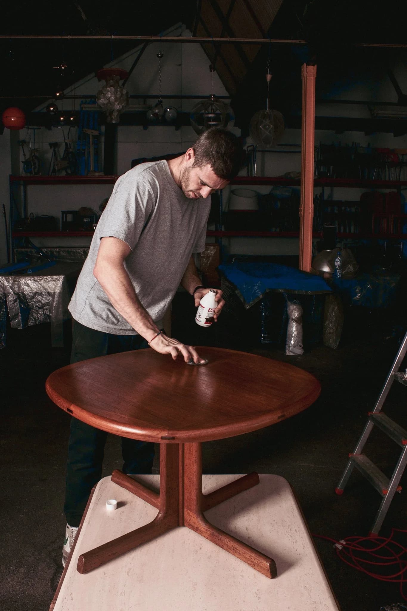 Quentin Henet en train de revaloriser une table.